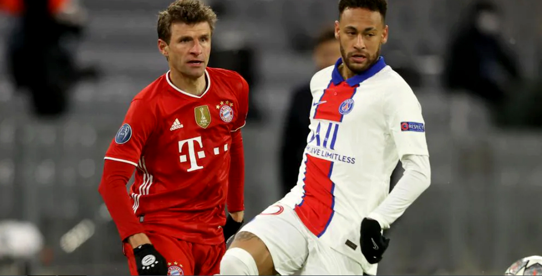 Quá nhiều bất lợi khiến T.Muller (áo đỏ) và Bayern rất khó tạo nên một cuộc lội ngược dòng trong trận lượt về trước PSG của Neymar (áo trắng). Ảnh: UEFA