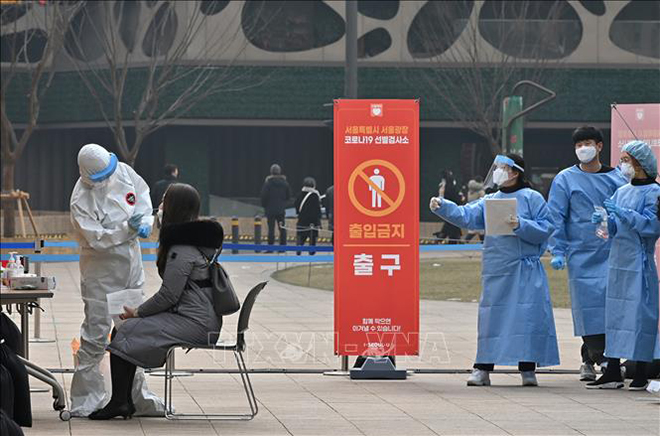 Nhân viên y tế lấy mẫu xét nghiệm Covid-19 cho người dân tại Seoul, Hàn Quốc. Ảnh minh họa: AFP/TTXVN