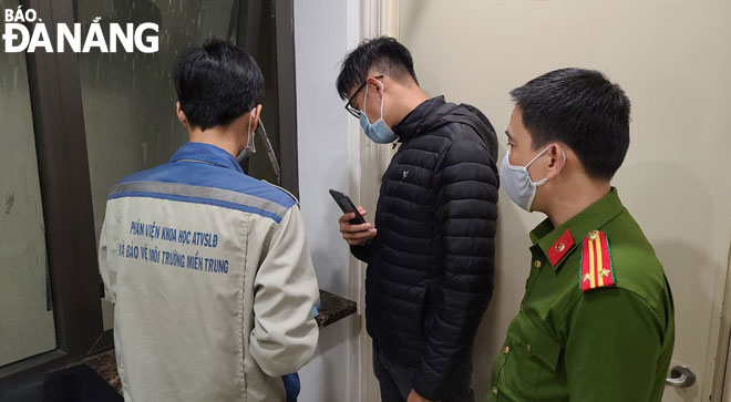 197 / 5000 Kết quả dịch Officers of the Environmental Crime Prevention and Control Division, City Police coordinated to check noise at a business address on Vo Nguyen Giap street, My An ward, Ngu Hanh Son district. 