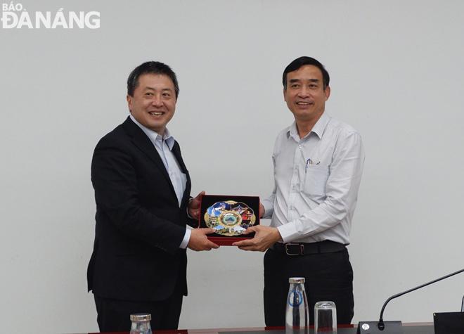 Da Nang People's Committee Chairman Le Trung Chinh (right) presenting a momento to JICA Chief Representative in Viet Nam Shimizu Akira during their meeting on Tuesday