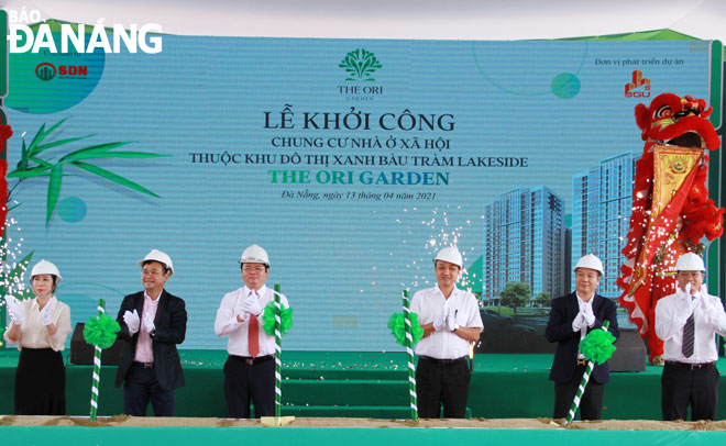 Da Nang People’s Council Vice Chairman Le Minh Trung (3rd, left) and Municipal People’s Committee Vice Chairman Le Quang Nam (3rd, right) attending the groundbreaking ceremony of Bau Tram - The Ori Garden social housing project on on Tuesday morning