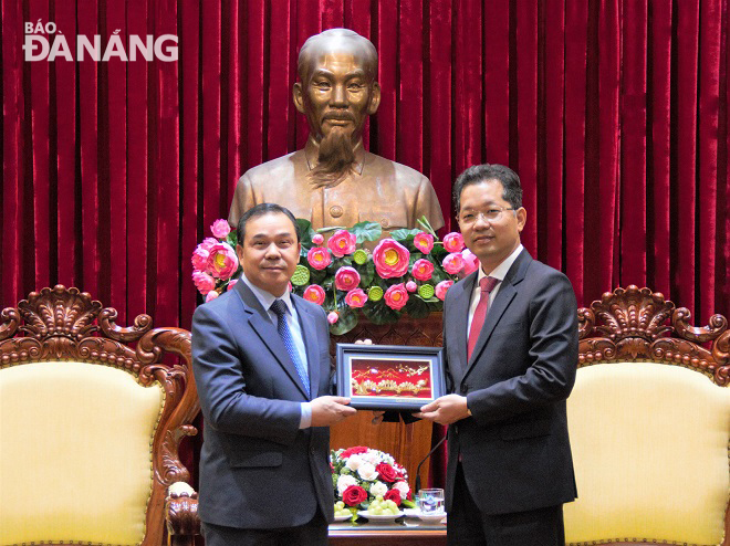 Da Nang Party Committee Secretary Nguyen Van Quang (right) presenting a momento to Lao Ambassador to Viet Nam Sengphet Houngboungnuang during the Monday reception