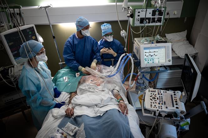 Nhân viên y tế điều trị cho bệnh nhân COVID-19 tại một bệnh viện ở Pierre-Benite gần Lyon, Pháp, ngày 7/4/2021. Ảnh: AFP/TTXVN