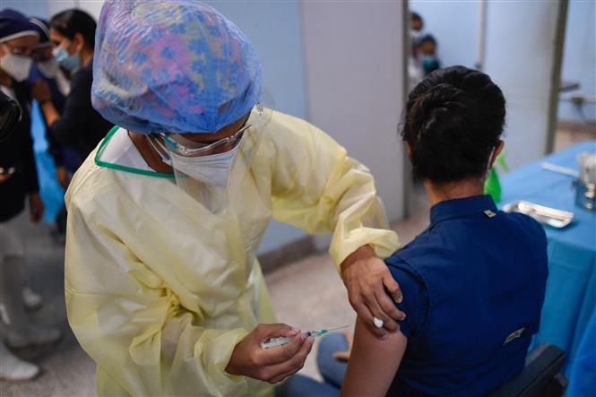 Tiêm vaccine ngừa COVID-19 cho nhân viên y tế tại bệnh viện ở Caracas, Venezuela, ngày 19/2/2021. Ảnh: AFP/ TTXVN