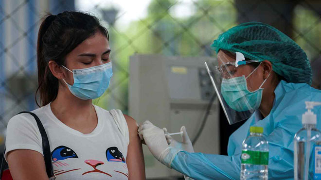 Một phụ nữ được tiêm vắc-xin ngừa Covid-19 của Sinovac ở quận Watthana, thủ đô Bangkok của Thái Lan. 						Ảnh: Reuters