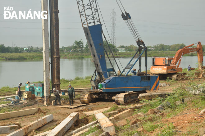 Hiện nhà thầu đang tổ chức thi công đoạn tuyến bờ kè dự án tuyến đường ven sông Tuyên Sơn - Túy Loan, khu vực qua địa bàn quận Cẩm Lệ. 		       Ảnh: THÀNH LÂN