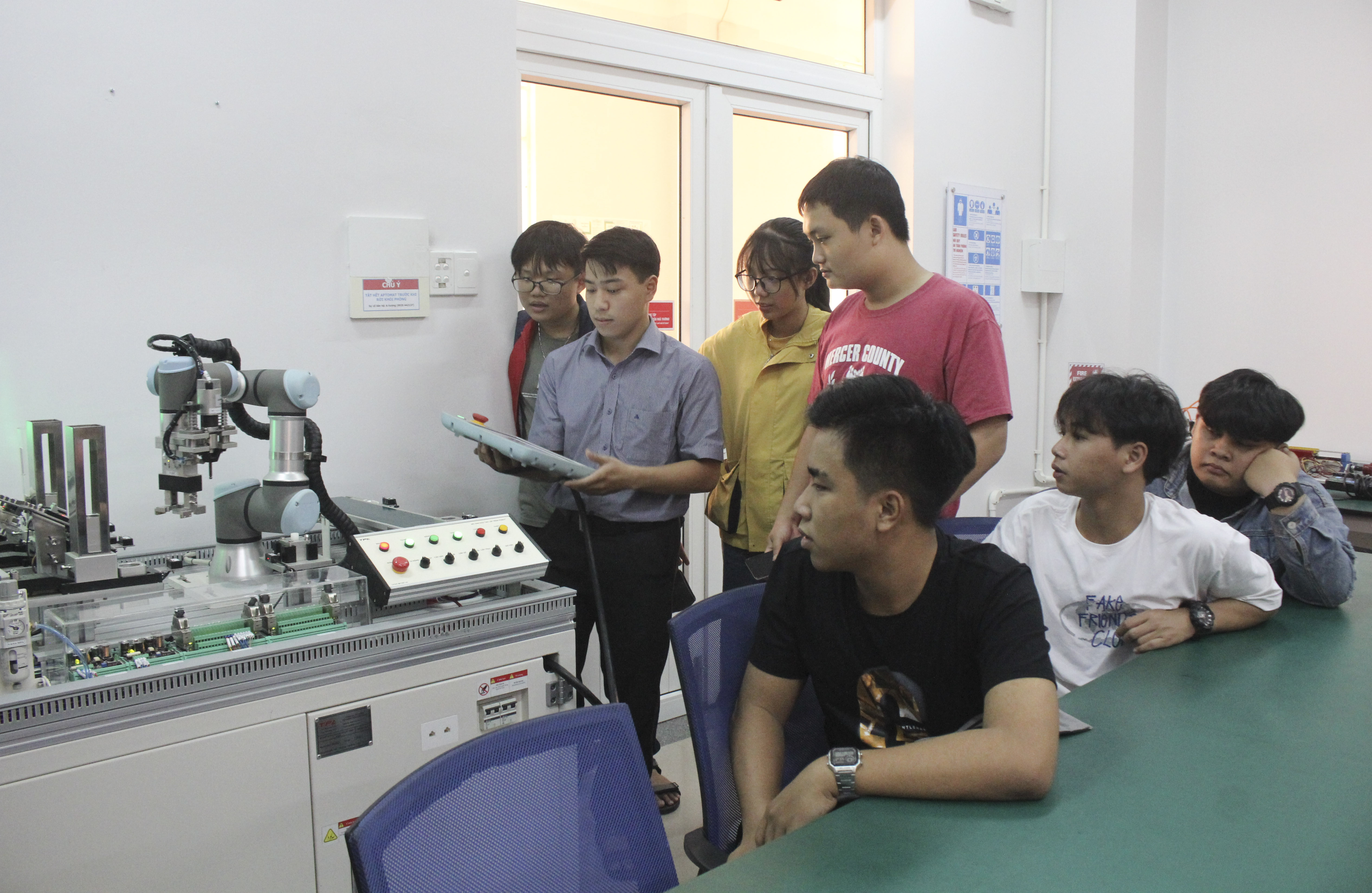 Pupils learning about the models and robots at the Duy Tan University