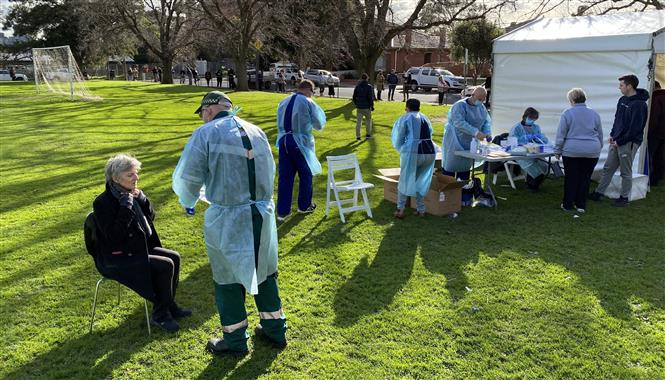 Nhân viên y tế lấy mẫu xét nghiệm Covid-19 cho người dân tại thành phố Melbourne, Australia, ngày 2-7-2020. Ảnh: AFP/TTXVN