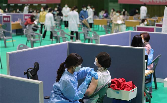 Nhân viên y tế tiêm vaccine ngừa Covid-19 cho người dân tại Gwangju, Hàn Quốc, ngày 12-4-2021. Ảnh: Yonhap/ TTXVN