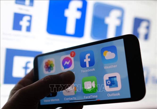 Biểu tượng Facebook trên màn hình điện thoại di động. Ảnh: AFP/TTXVN