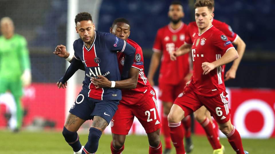 Neymar (áo xanh) kém duyên khi đối đầu cùng Bayern (áo đỏ) nhưng với việc chỉ thua với tỷ số tối thiểu trong trận lượt về, PSG vẫn bảo toàn lợi thế chung cuộc để giành quyền vào bán kết. Ảnh: AP