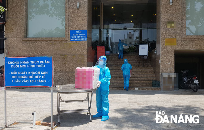Medical staff receiving basic necessities and goods for quarantined citizens in Son Tra District Medical staff preparing supplies of basic necessities for the quarantined