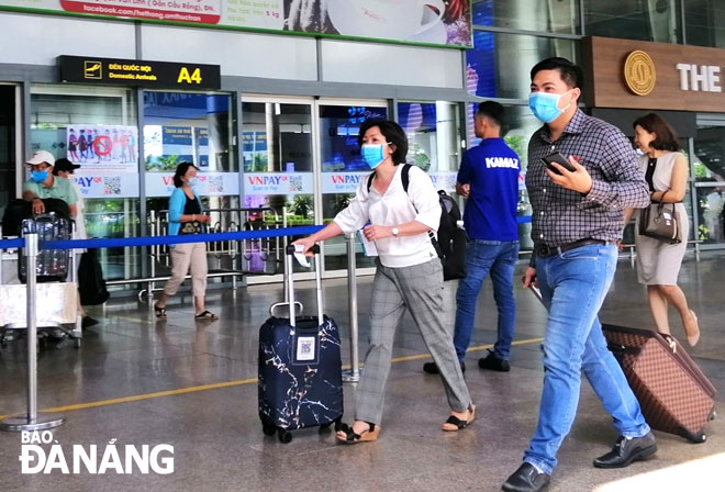 Dịp này các hãng hàng không bắt đầu tăng chuyến, đưa khách đến Đà Nẵng. TRONG ẢNH: Khách đến Đà Nẵng từ Cảng hàng không quốc tế Đà Nẵng.    Ảnh: THU HÀ