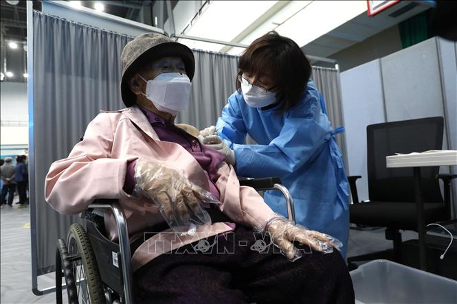 Nhân viên y tế tiêm vaccine ngừa COVID-19 cho người dân tại Seoul, Hàn Quốc ngày 1/4/2021. Ảnh: AFP/TTXVN