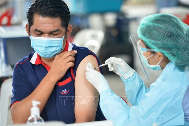 Nhân viên y tế tiêm vaccine ngừa COVID-19 cho người dân tại Bangkok, Thái Lan, ngày 7/4/2021. Ảnh: THX/TTXVN