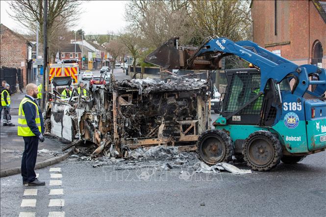 Một xe buýt bị đốt cháy trong bạo lực bùng phát tại Belfast, thủ phủ Bắc Ireland ngày 8/4/2021. Ảnh: AFP/TTXVN