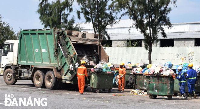 Việc lập điểm tập kết rác tạm ở tuyến đường Nguyễn Tất Thành đã xóa hầu hết các điểm tập kết rác ở tuyến đường Trần Cao Vân.                Ảnh: HOÀNG HIỆP