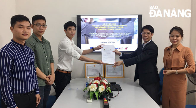 Two talented students, whose major is Software Engineering at the Da Nang University of Technology and Science, entering into an agreement on taking an internships in France under the high-quality PFIEV programme