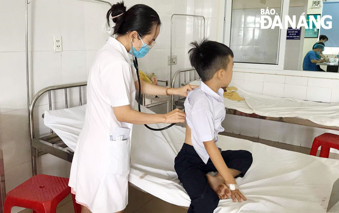 Các học sinh được theo dõi tại Bệnh viện Đa khoa huyện Hòa Vang. Ảnh: NGỌC HÀ.