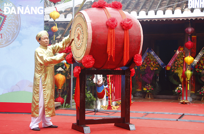 Chủ tịch UBND quận Hải Châu Lê Tự Gia Thạnh đánh trống khai mạc lễ hội đình làng Hải Châu ngày 16-4. Ảnh: XUÂN DŨNG