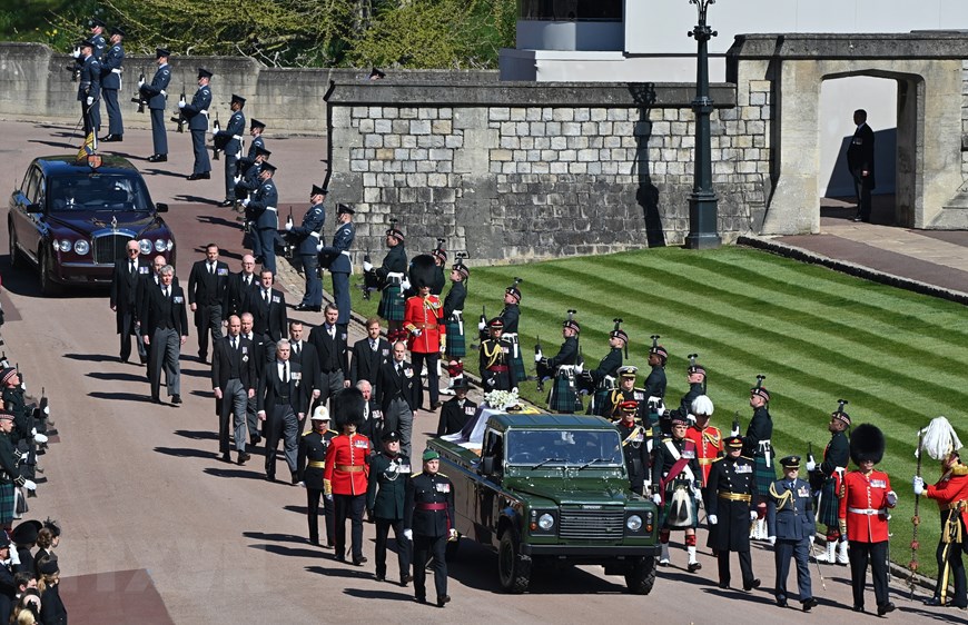 Quan tài của Thân vương Philip được đưa đến nhà nguyện Thánh George ở lâu đài Windsor, phía Tây London, Anh ngày 17/4/2021 để cử hành tang lễ. (Nguồn: AFP/TTXVN)