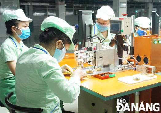 The January – March collection from many taxes increased over the same period last year, such as the high amount collected from FDI and non-state enterprises. Here is the inside of the Foster Electronics Da Nang Co., Ltd. in Hoa Cam Industrial Park, Cam Le District.