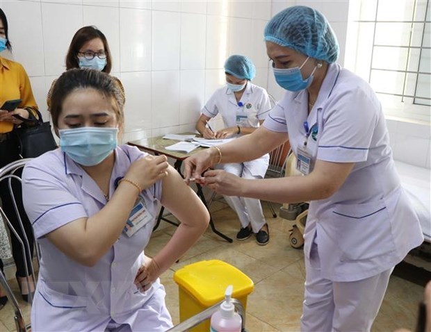 A medical workers get a COVID-19 vaccine shot (Photo; VNA)