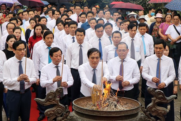 Officials of Phu Tho province offer incense at the temple dedicated to Mother Au Co on April 17 (Photo: VNA)