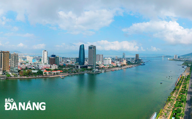 Việc thực hiện đề án “Xây dựng Đà Nẵng - Thành phố môi trường” giai đoạn 2021-2030 nhằm phát triển thành phố trở thành đô thị sinh thái vào năm 2030. Trong ảnh: Đô thị Đà Nẵng phát triển hài hòa khu vực hai bên sông Hàn. Ảnh: NGUYỄN XUÂN TƯ
