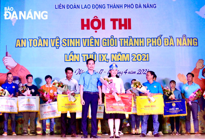 Chủ tịch LĐLĐ thành phố Nguyễn Duy Minh (hàng đầu,  bên trái) trao giải Nhất cho Công đoàn Viên chức thành phố.  Ảnh: N.QUANG	