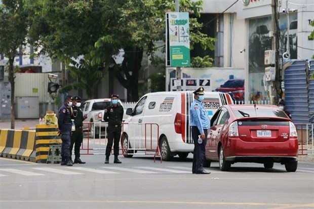 Authorised forces monitor social distancing on Mao Stse Toung street in Phnom Penh (Photo: VNA)