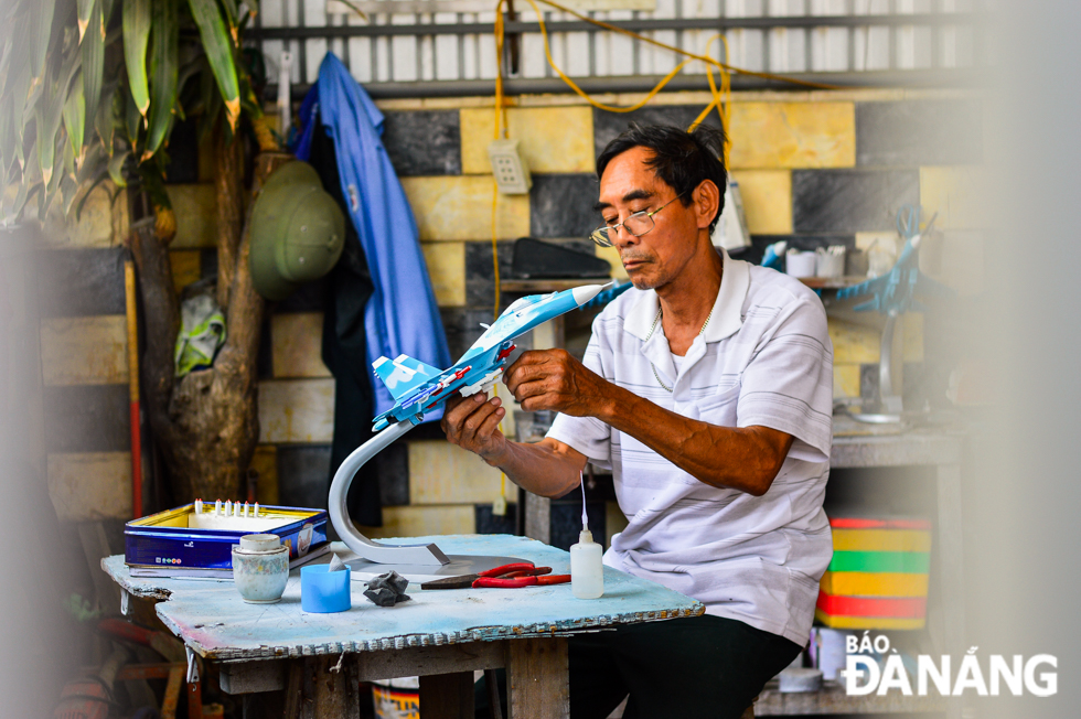 In his house at K1A Le Trong Tan Street, An Khe Ward, Thanh Khe District, every day, Thanh works hard to make replicas of fighter planes.