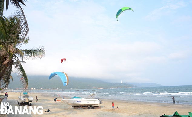 Da Nang has made great efforts to improves the quality of tourism services in a bid to enhance guest experience in tourism in the upcoming summer holidays. IN THE PHOTO: Tourists experience powered paragliding at a beach in Da Nang ( Photo: Nhat Ha)