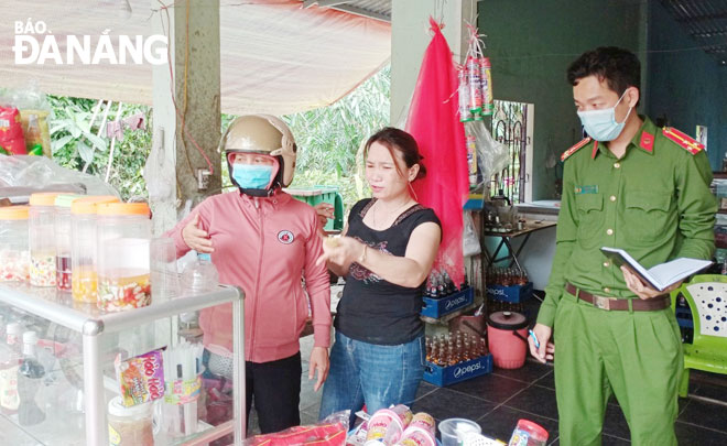 Các ngành chức năng huyện Hòa Vang kiểm tra hàng quán bán trước cổng trường học trên địa bàn huyện. 						  	         Ảnh: NGỌC HÀ 
