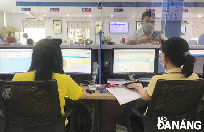 Nhân viên Công ty CP Cảng Đà Nẵng xử lý tờ khai qua mạng ở Trung tâm Dịch vụ khách hàng thuộc cảng Tiên Sa. 	  						       Ảnh: THÀNH LÂN