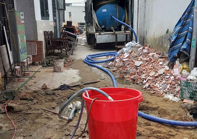 Người dân sinh sống tại kiệt 629 Trường Chinh (tổ 3, phường Hòa Phát, quận Cẩm Lệ) phải thuê xe bồn hút nước từ các hầm rút, hố ga để giải phóng lượng nước thải phát sinh trong quá trình sinh hoạt. (Ảnh do bạn đọc cung cấp) 