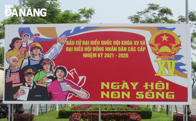Pa-nô lớn tuyên truyền về bầu cử được trang trí trên tuyến đường Nguyễn Sinh Sắc. Ảnh: T.Y	