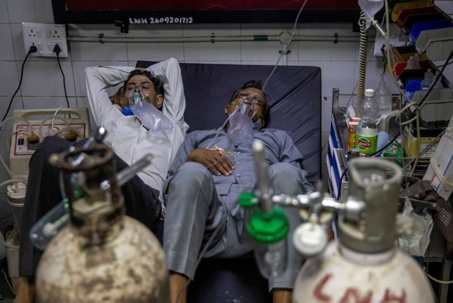 Bệnh nhân nằm chung giường do quá tải ở New Delhi, Ấn Độ ngày 15-4. Ảnh: Reuters