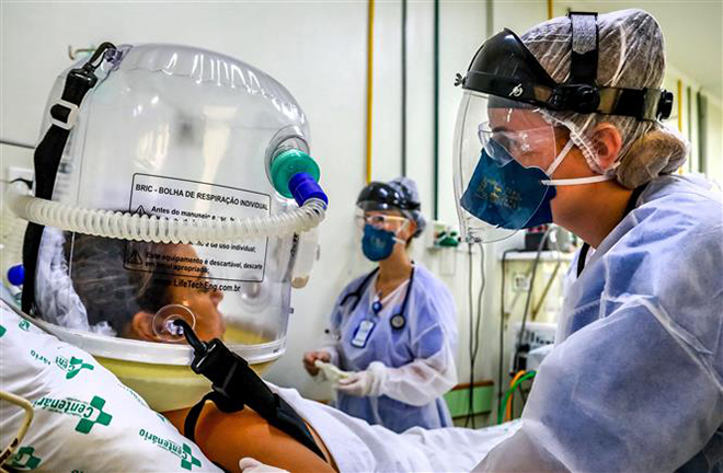  Nhân viên y tế điều trị cho bệnh nhân Covid-19 tại một bệnh viện ở Rio Grande do Sul, Brazil, ngày 16-4-2021. Ảnh: AFP/TTXVN