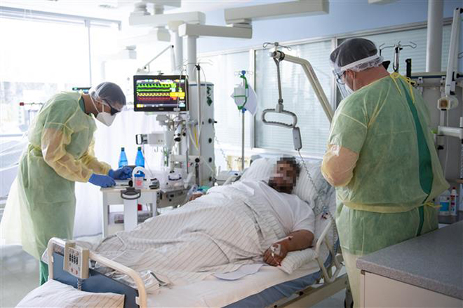  Nhân viên y tế điều trị cho bệnh nhân Covid-19 tại một bệnh viện ở Freising, Đức, ngày 12-4-2021. Ảnh: AFP/TTXVN