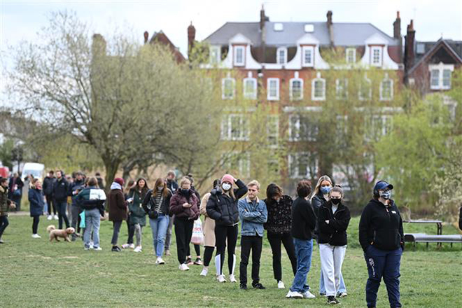 Người dân xếp hàng chờ lấy mẫu xét nghiệm Covid-19 tại London, Anh, ngày 13-4-2021. Ảnh: AFP/TTXVN