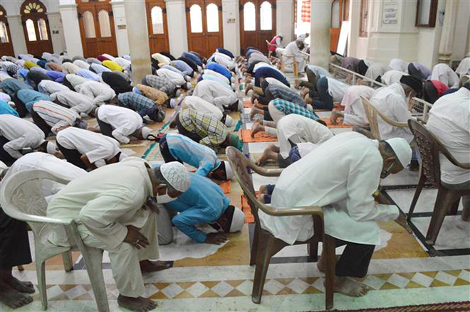 Người dân đeo khẩu trang phòng lây nhiễm Covid-19 trong một buổi lễ cầu nguyện tháng lễ Ramadan ở Bangalore, Ấn Độ. Ảnh: THX/TTXVN