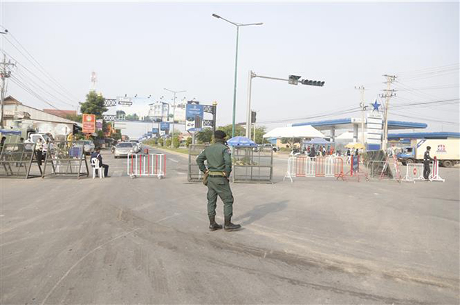  Cảnh sát dựng chốt chặn tại một tuyến đường dẫn vào thủ đô Phnom Penh, Campuchia ngày 15-4-2021. Ảnh: THX/TTXVN