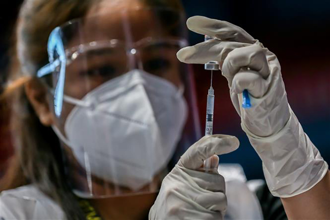  Nhân viên y tế chuẩn bị vaccine ngừa Covid-19 để tiêm cho người dân tại thành phố San Juan, Philippines, ngày 1-4-2021. Ảnh: THX/TTXVN