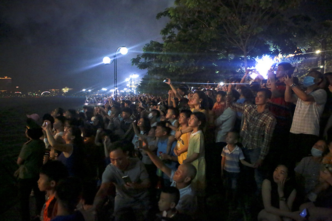 Rất đông người dân có mặt từ sớm để chờ đón xem màn pháo hoa tầm cao tại Hồ Công viên Văn Lang, thành phố Việt Trì.