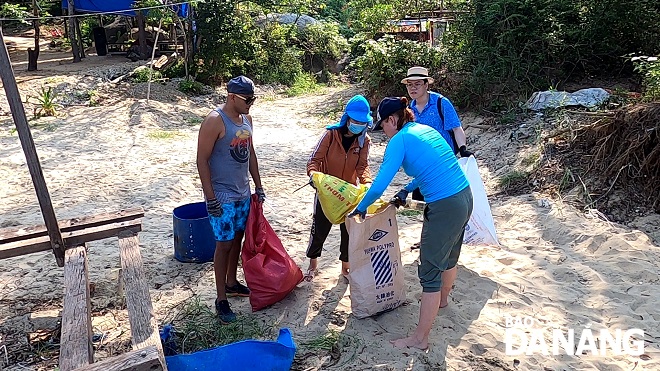 Expats in Da Nang cleaning trash on the Nam Beach