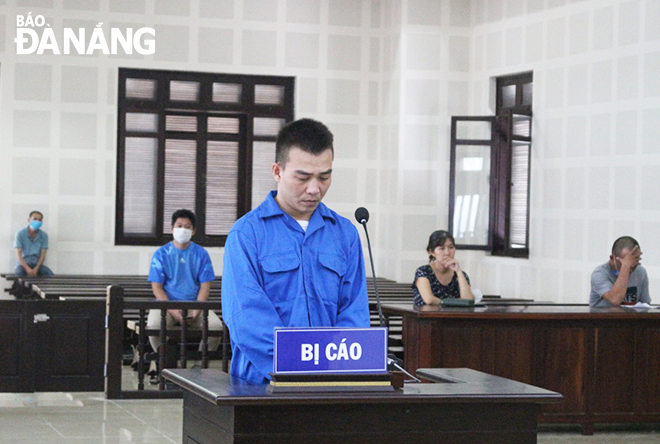 Bị cáo Nguyễn Thanh Luận tại phiên tòa ngày 22-4. Ảnh: XUÂN DŨNG