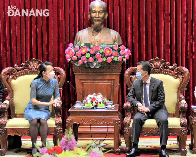 Da Nang Party Committee Secretary Nguyen Van Quang (right) plays host to Ms Dong Bi You, the new Chinese Consul General in Da Nang, on April 22.