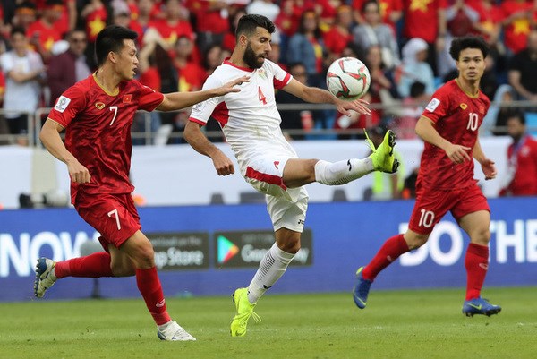 Members of Vietnam's national team (in red) vie for the ball during a match (Photo: thethao247.vn)