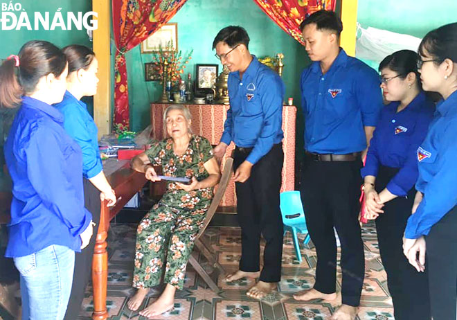 Đoàn viên, thanh viên xã Hòa Phong thăm và tặng quà cho gia đình chính sách. Ảnh: Đ.H.L
